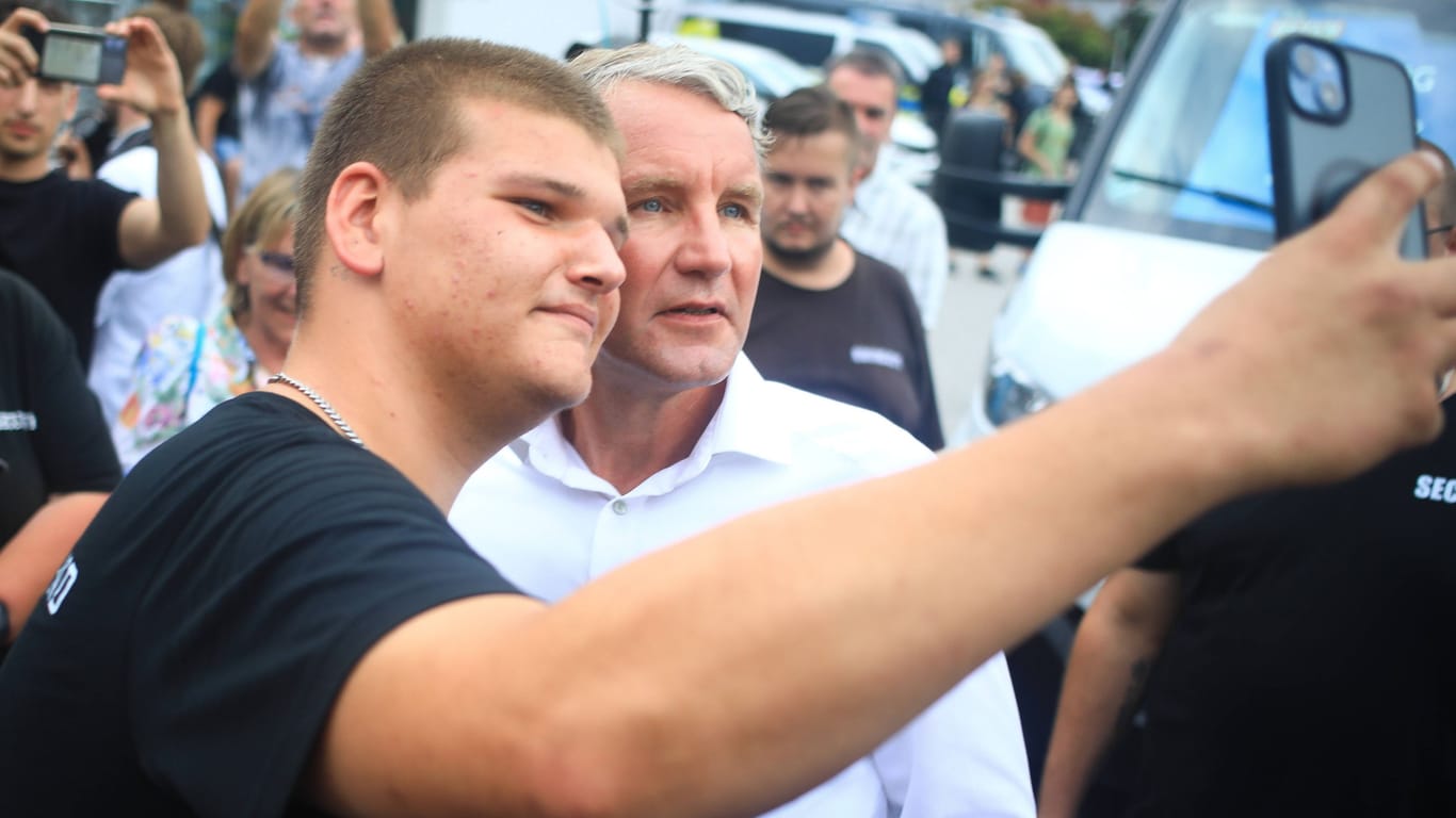 Björn Höcke mit Fan bei einem sogenannten AfD-"Familienfest": Die AfD wirbt in Ostdeutschland mit Unterhaltung für die ganze Familie.