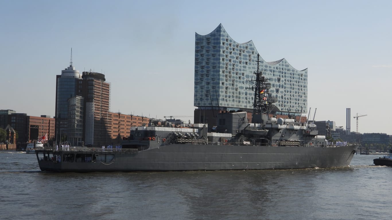 Die "Kashima" liegt seit Donnerstag in Hamburg.