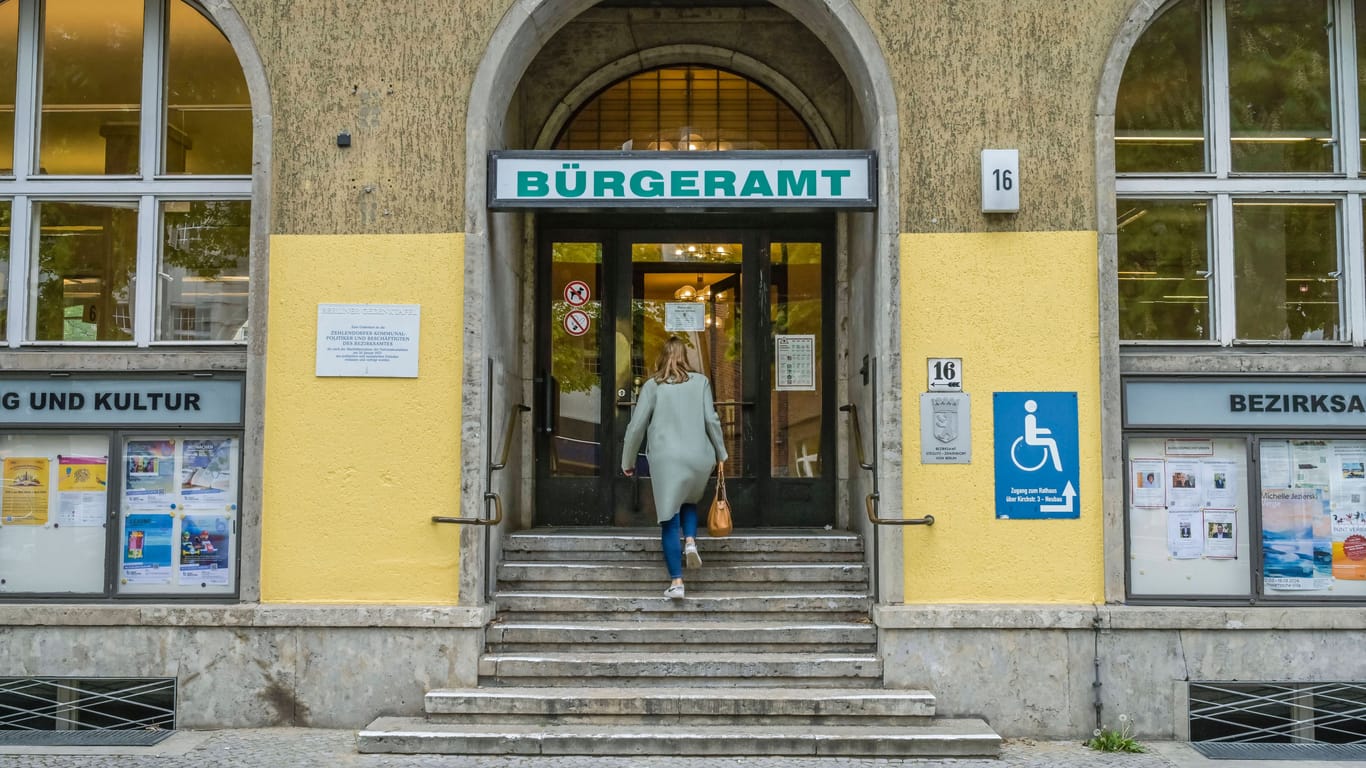 Bürgeramt, Rathaus, Kirchstraße / Teltower Damm, Zehlendorf, Berlin, Deutschland