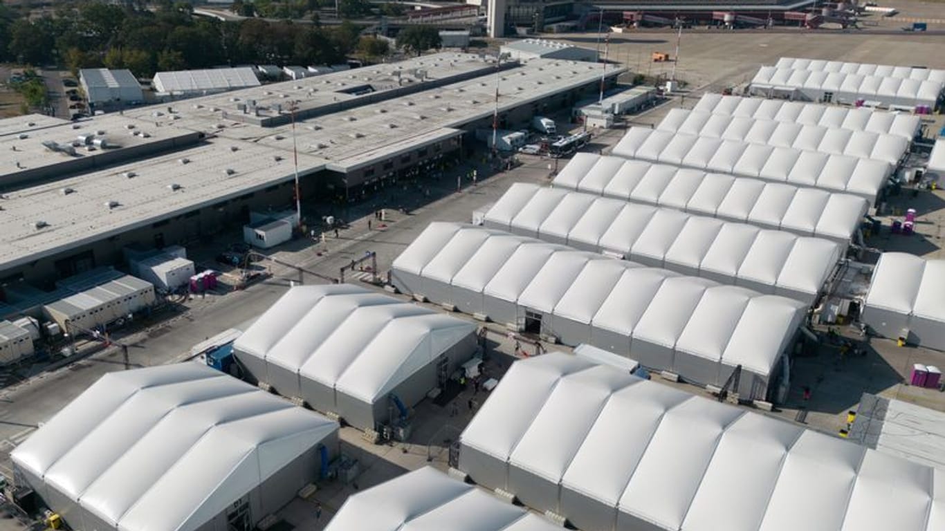 Leichtbauhallen stehen als Notunterkunft für Geflüchtete am ehemaligen Flughafen Tegel: Der CDU-Fraktionschef fordert weitere Großunterkünfte.