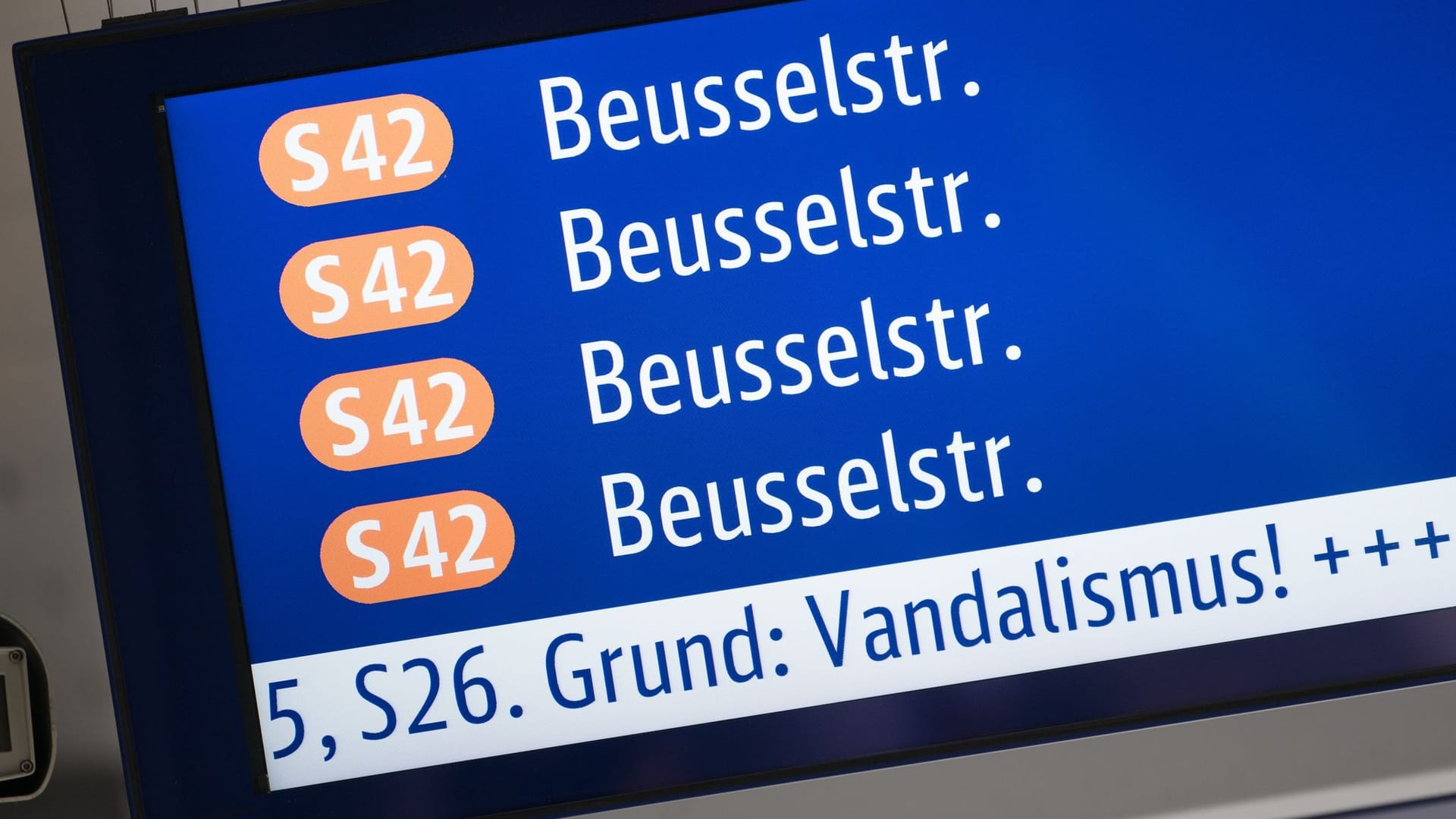 Auf einer Anzeigetafel am Bahnhof Gesundbrunnen wird die Strecke der S42 mit Endstation Beusselstraße angezeigt: Darunter steht "Grund: Vandalismus".