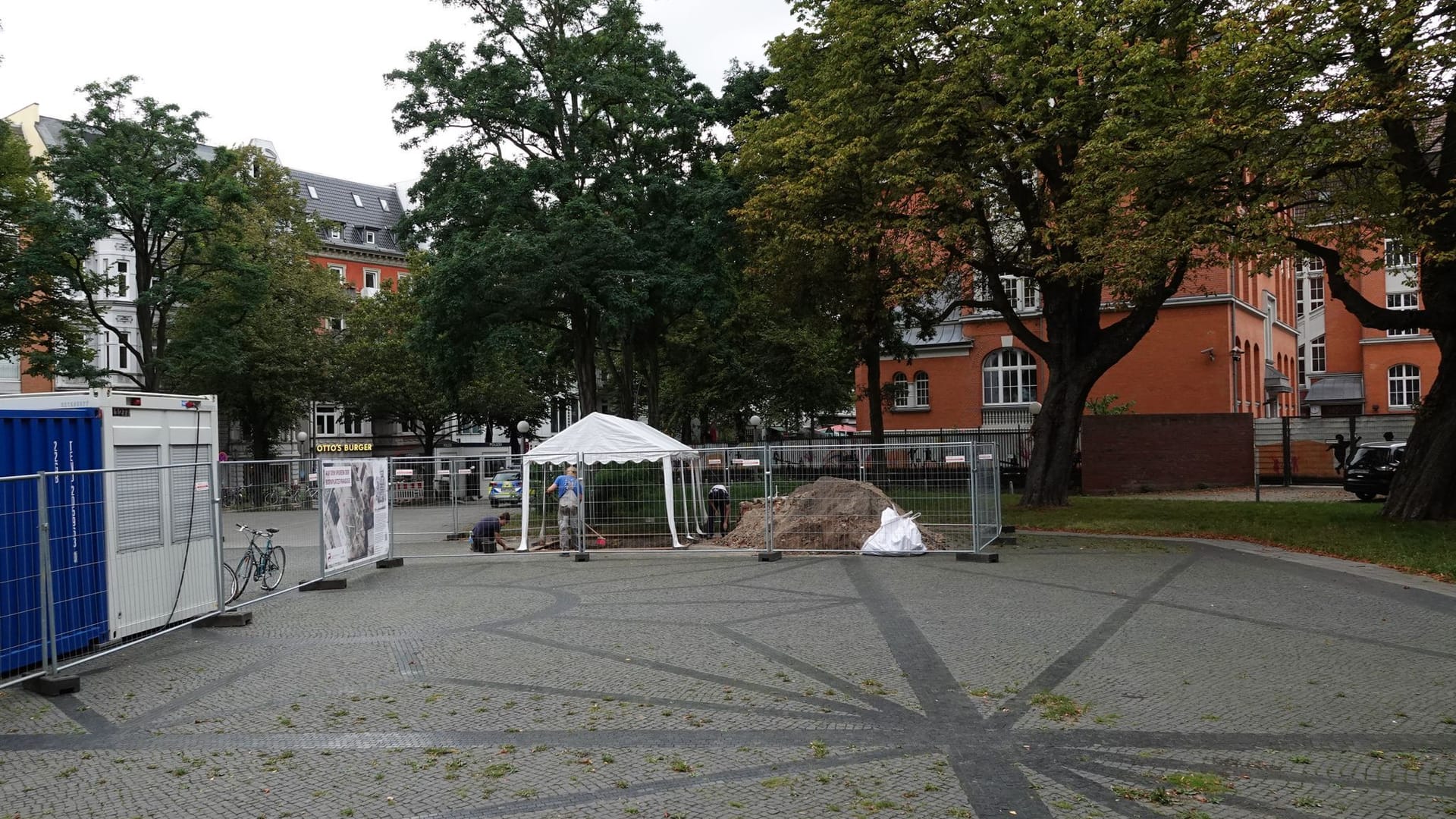Blick auf den Joseph-Carlebach-Platz im Grindelviertel (Archivbild): Ein Straßenfest in Hamburg ist nach dem Anschlag in Solingen abgesagt worden. Blick auf den Joseph-Carlebach-Platz im Grindelviertel (Archivbild): Ein Straßenfest in Hamburg ist nach dem Anschlag in Solingen abgesagt worden.