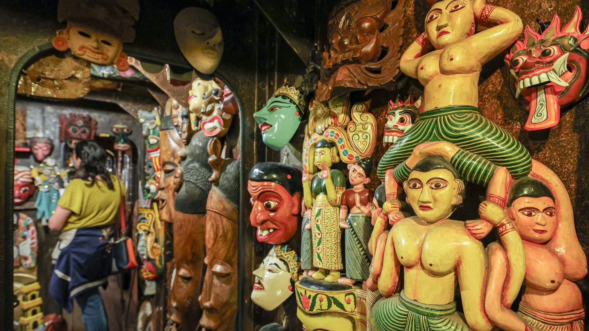 Blick in "Harrys Hafenbasar": Hier stehen asiatische, südamerikanische und afrikanische Statuen, Masken, Schrumpfköpfe und Galionsfiguren in den Regalen. Blick in "Harrys Hafenbasar": Hier stehen asiatische, südamerikanische und afrikanische Statuen, Masken, Schrumpfköpfe und Galionsfiguren in den Regalen.