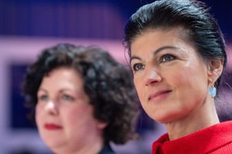 Sahra Wagenknecht (r.) und Amira Mohamed Ali beim BSW-Gründungsparteitag: Die Politikerinnen kehrten der Linken den Rücken.