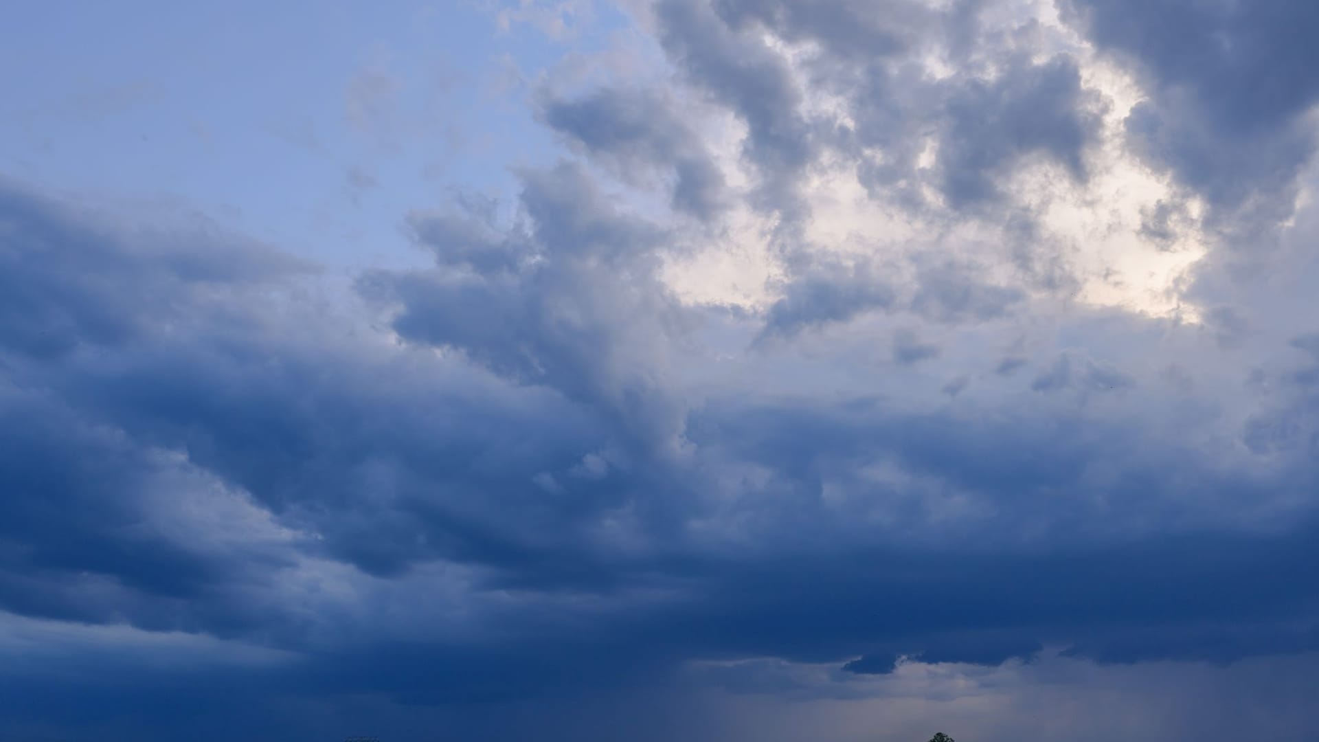 Gewitter ziehen über die Landschaft