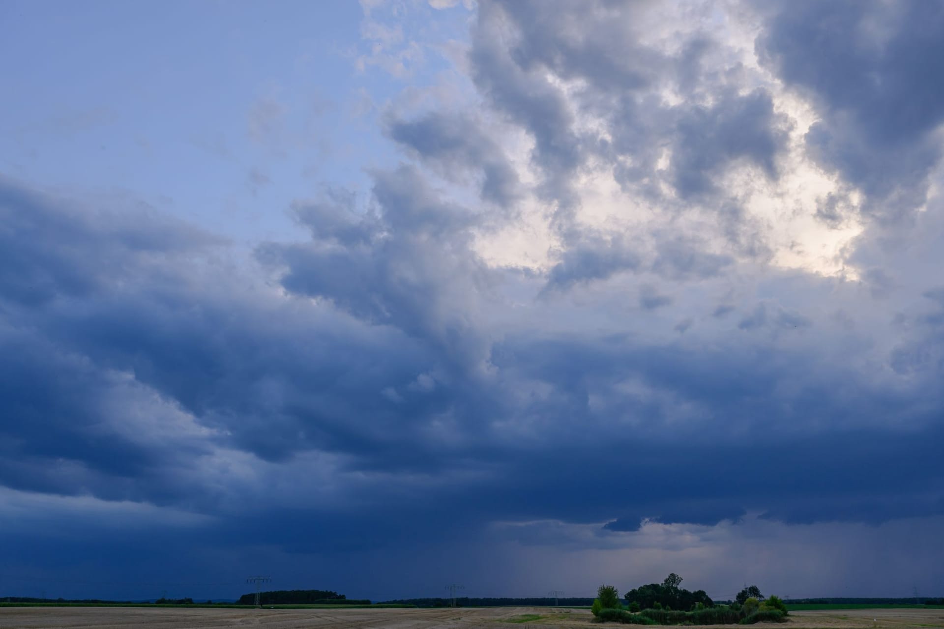 Gewitter ziehen über die Landschaft