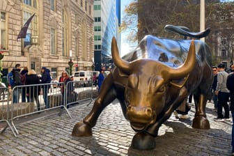 Der "angreifende Bulle" in der Wall Street in New York City: Nach der Niederlage kommt der Angrif Selbst aus dem aggressivsten Kurscrash können Anleger etwas lernen.