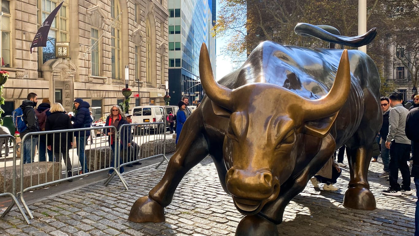 Der "angreifende Bulle" in der Wall Street in New York City: Nach der Niederlage kommt der Angrif Selbst aus dem aggressivsten Kurscrash können Anleger etwas lernen.