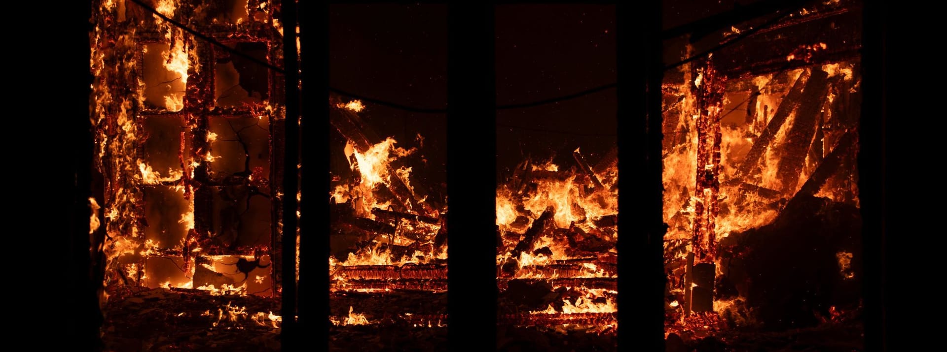 Ein Haus brennt während eines Waldbrandes im Dorf Varnava, nördlich von Athen.