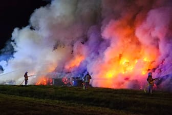 Bilsen (Kreis Pinneberg) - 400 Rundballen brennen in der Nacht nieder. Feuerwehr stundenlang im Einsatz