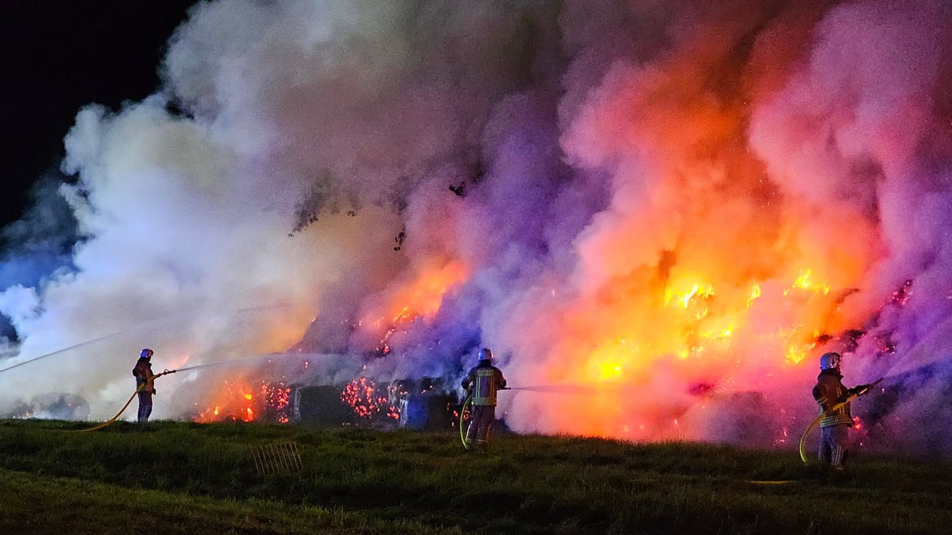 Bilsen (Kreis Pinneberg) - 400 Rundballen brennen in der Nacht nieder. Feuerwehr stundenlang im Einsatz