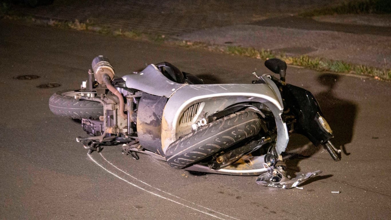 Der beschädigte Roller liegt nach dem Unfall eines 17-Jährigen auf dem Asphalt.