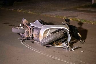 Der beschädigte Roller liegt nach dem Unfall eines 17-Jährigen auf dem Asphalt.