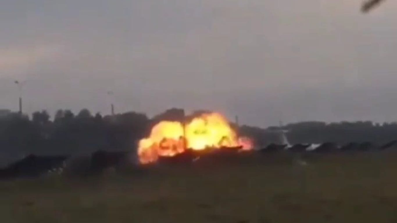 Ein Bildschirmfoto soll eine Explosion auf dem Luftwaffenstützpunkt Sawaslejka zeigen.