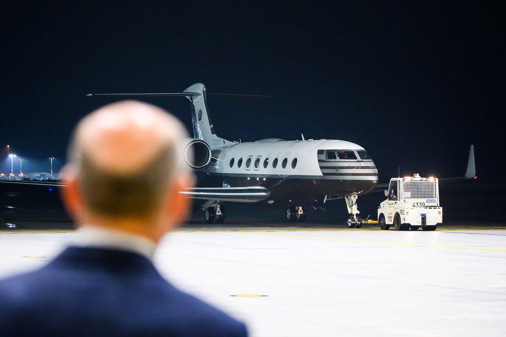 Bundeskanzler Olaf Scholz (SPD) empfängt die frei gelassenen Personen, die mit einem Flugzeug nach dem Gefangenenaustausch mit Russland auf dem militärischen Teil von Flughafen Köln/Bonn ankommen.