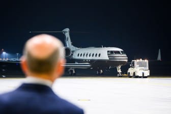 Bundeskanzler Olaf Scholz (SPD) empfängt die frei gelassenen Personen, die mit einem Flugzeug nach dem Gefangenenaustausch mit Russland auf dem militärischen Teil von Flughafen Köln/Bonn ankommen.