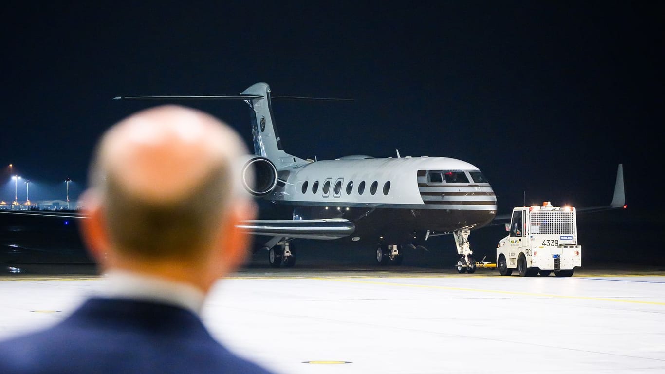 Bundeskanzler Olaf Scholz (SPD) empfängt die frei gelassenen Personen, die mit einem Flugzeug nach dem Gefangenenaustausch mit Russland auf dem militärischen Teil von Flughafen Köln/Bonn ankommen.