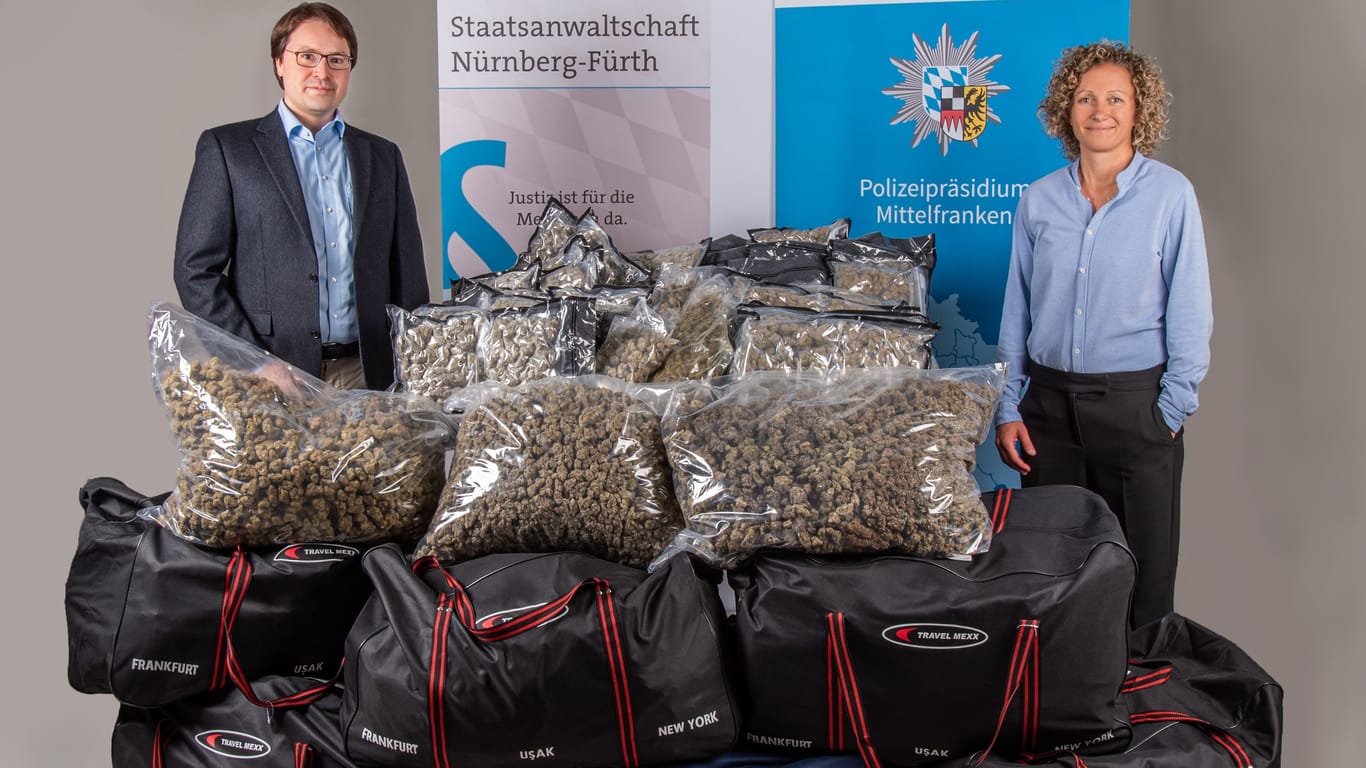 von links nach rechts Staatsanwalt Roggenhofer, KHKin Hartje - sichergestelltes Marihuana