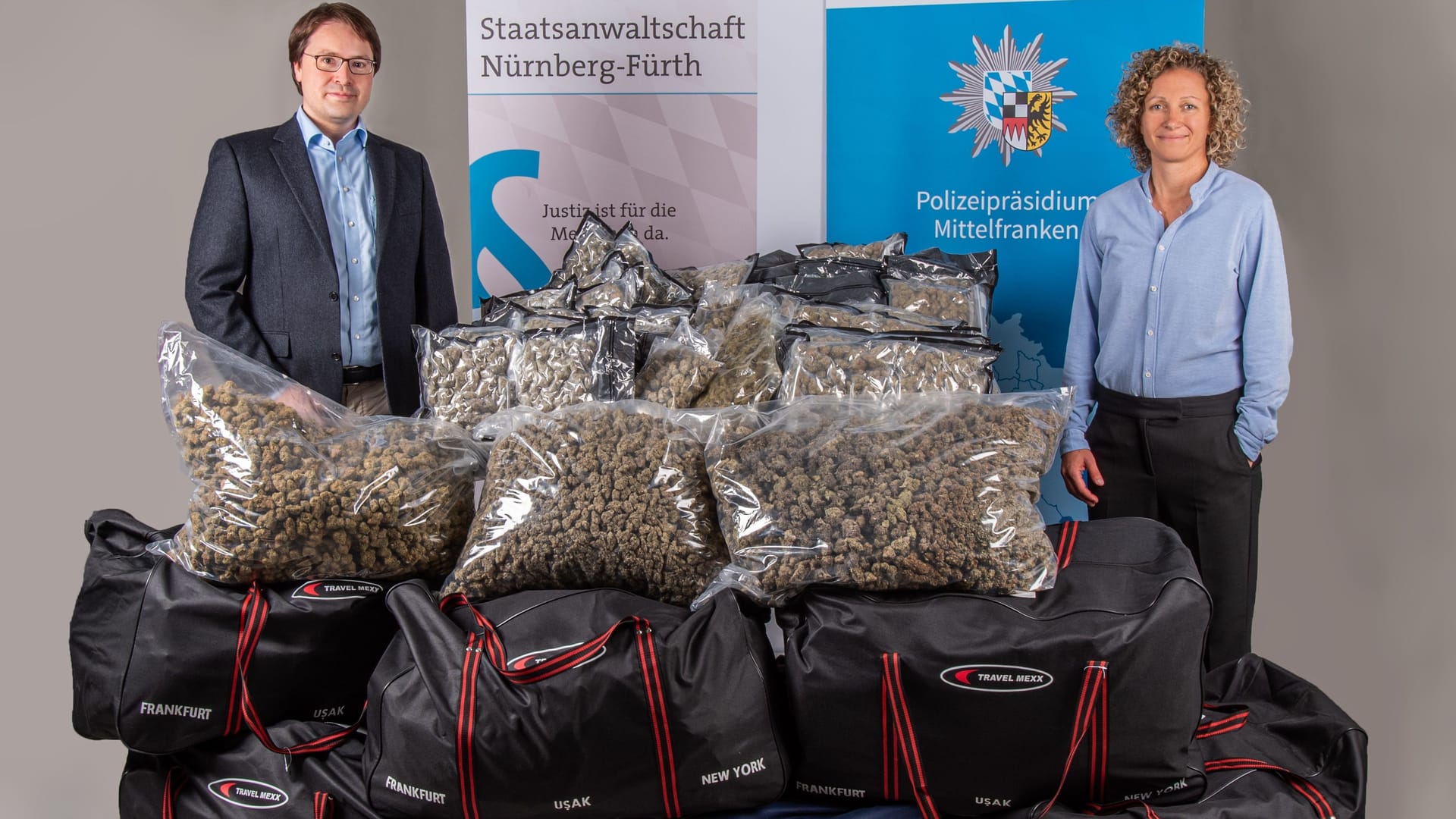 von links nach rechts Staatsanwalt Roggenhofer, KHKin Hartje - sichergestelltes Marihuana von links nach rechts Staatsanwalt Roggenhofer, KHKin Hartje - sichergestelltes Marihuana