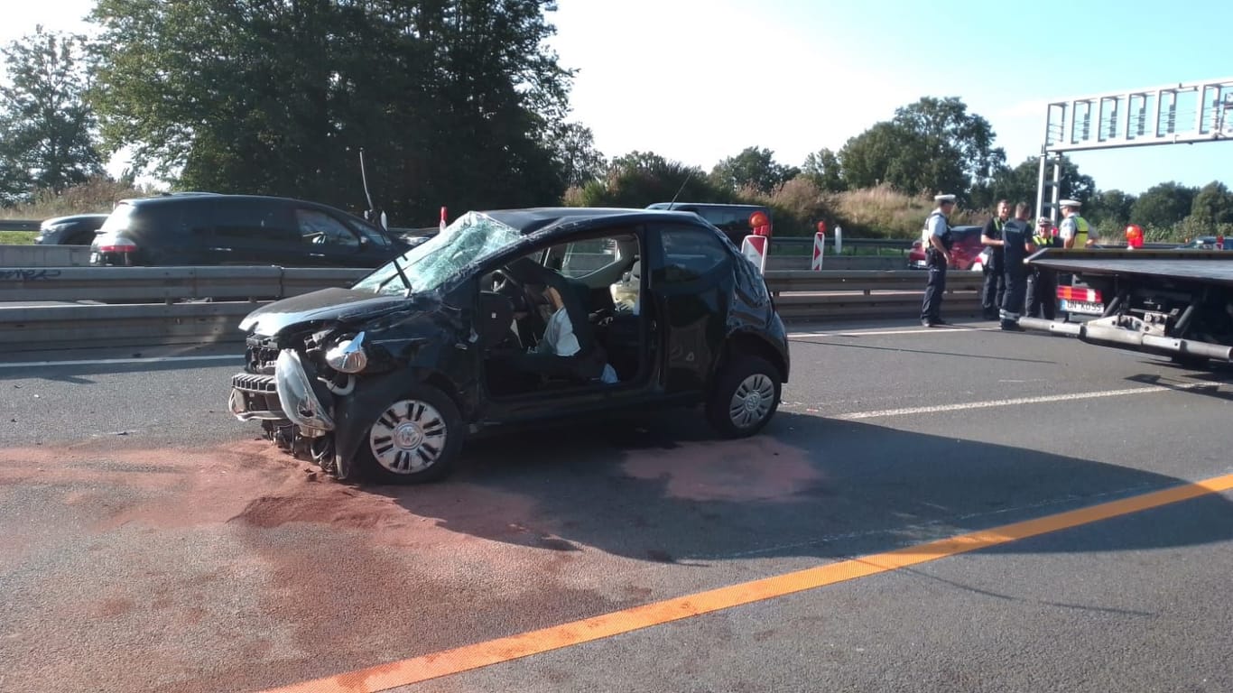 Der verunfallte VW Up auf der A1: Der Kleinwagen musste abgeschleppt werden.