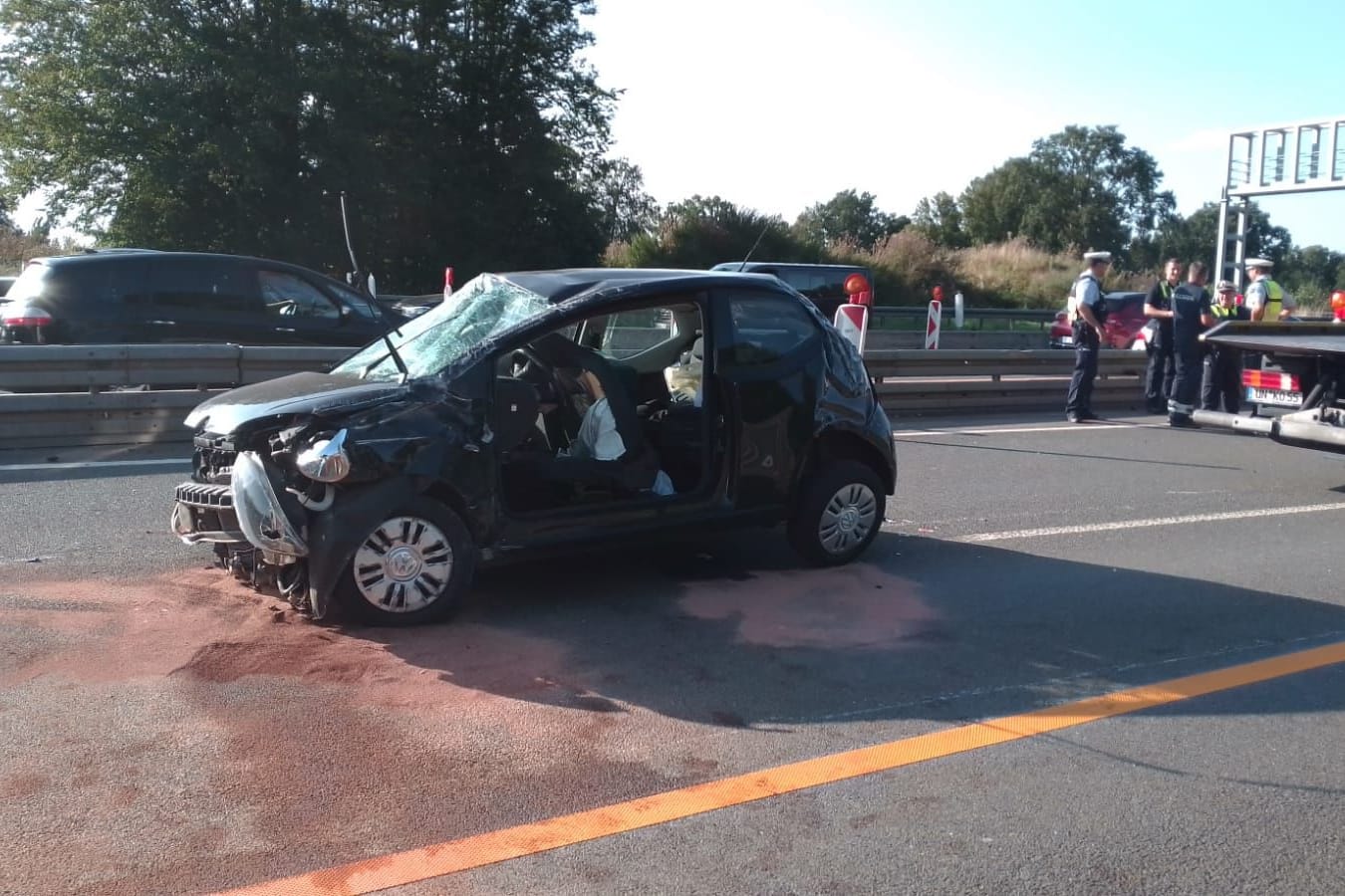 Der verunfallte VW Up auf der A1: Der Kleinwagen musste abgeschleppt werden.