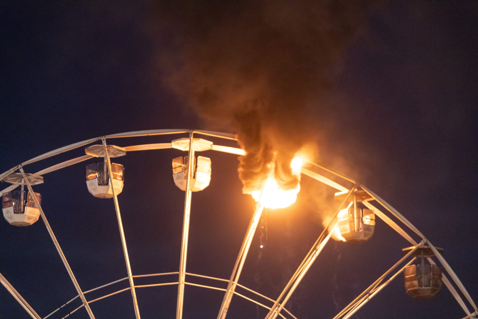 Flammen schlagen aus einer Riesenrad-Gondel auf dem Highfield-Festival.