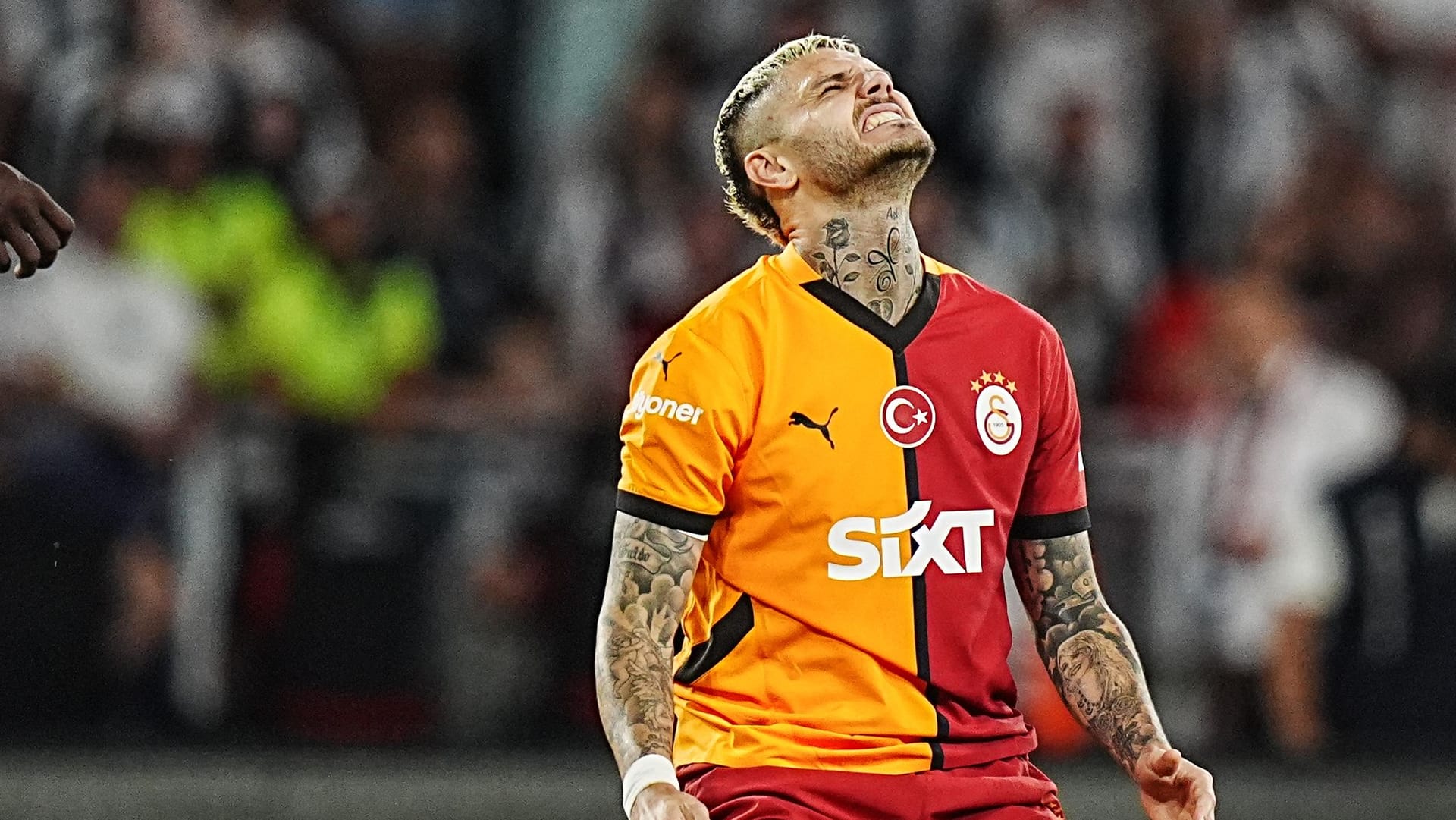 Blamage im Supercup: Galatasarays Mauro Icardi lässt seinen Frust raus.