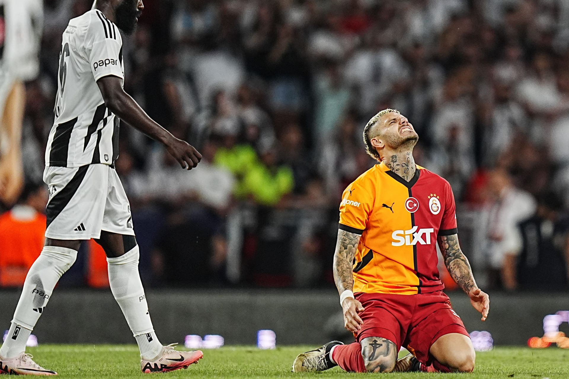 Blamage im Supercup: Galatasarays Mauro Icardi lässt seinen Frust raus.