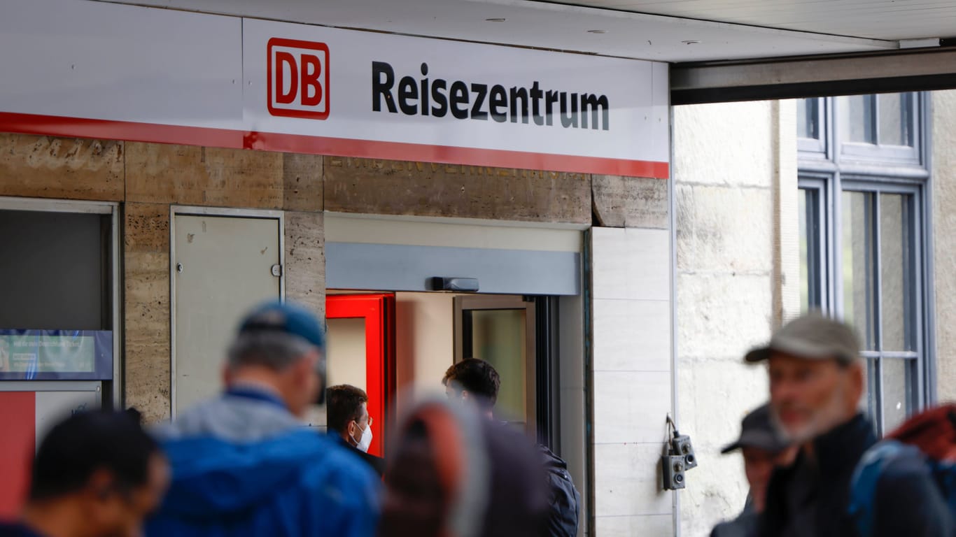 Das Reisezentrum der Deutschen Bahn am Münchner Hauptbahnhof (Archivbild): Der Angreifer war in der Vergangenheit bereits wegen Beleidigungsdelikten in Erscheinung getreten.