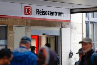 Das Reisezentrum der Deutschen Bahn am Münchner Hauptbahnhof (Archivbild): Der Angreifer war in der Vergangenheit bereits wegen Beleidigungsdelikten in Erscheinung getreten.