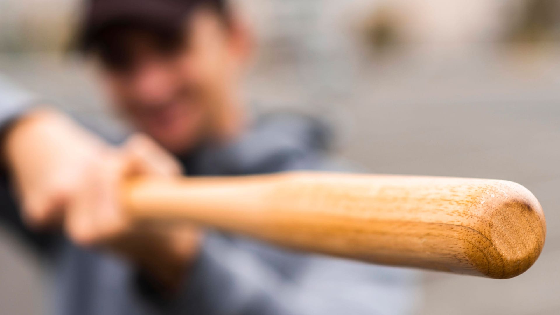 Eine Person hält einen Baseballschläger (Symbolbild): Ein 20-Jähriger wurde am Sonntag brutal verprügelt.