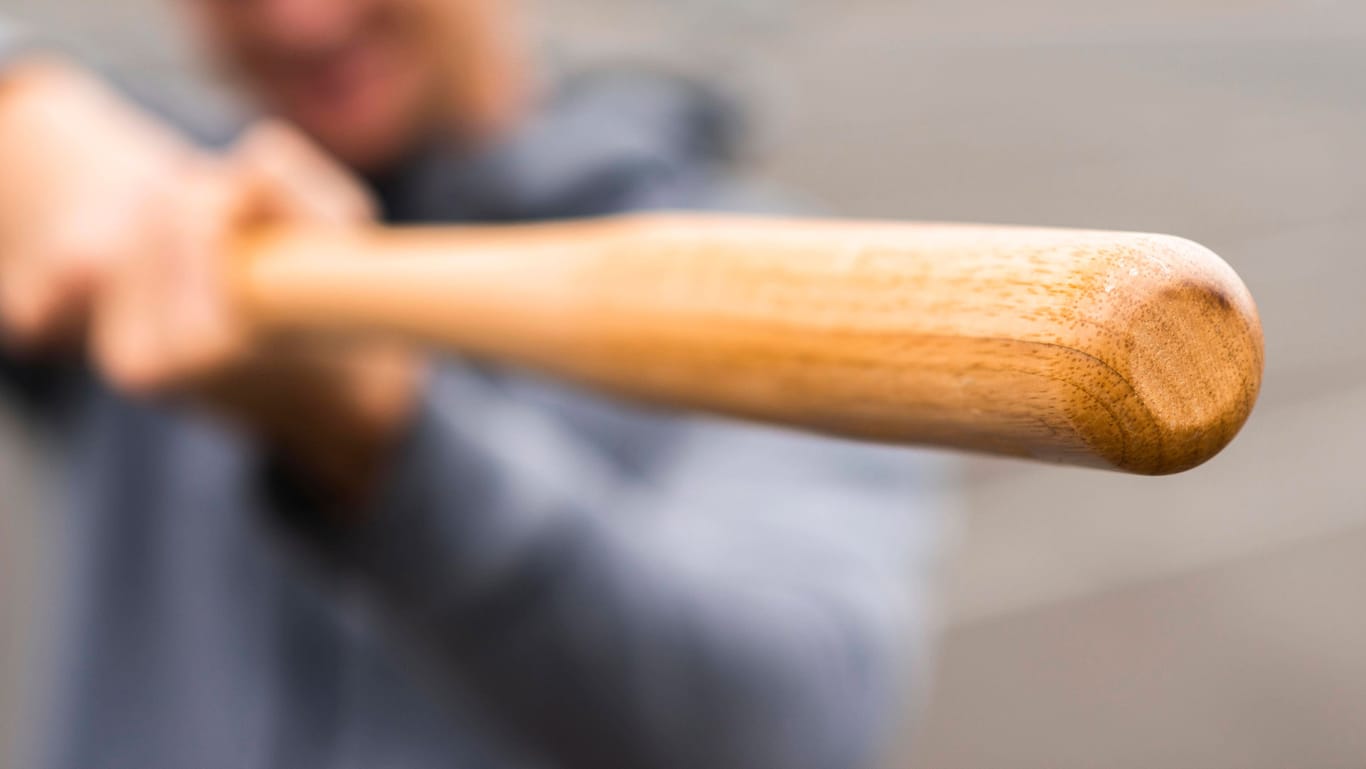 Eine Person hält einen Baseballschläger (Symbolbild): Ein 20-Jähriger wurde am Sonntag brutal verprügelt.