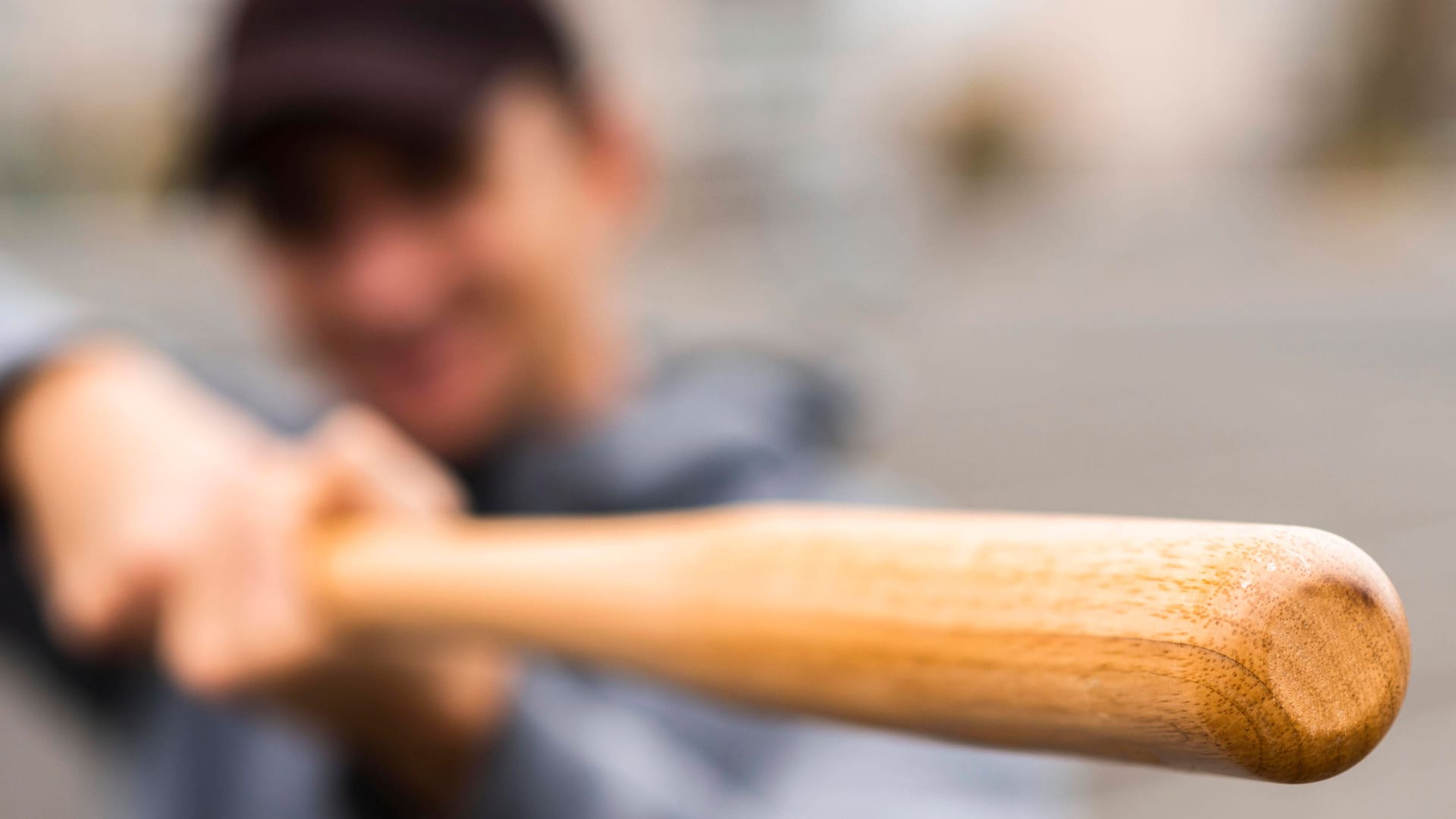 Eine Person hält einen Baseballschläger (Symbolbild): Ein 20-Jähriger wurde am Sonntag brutal verprügelt.