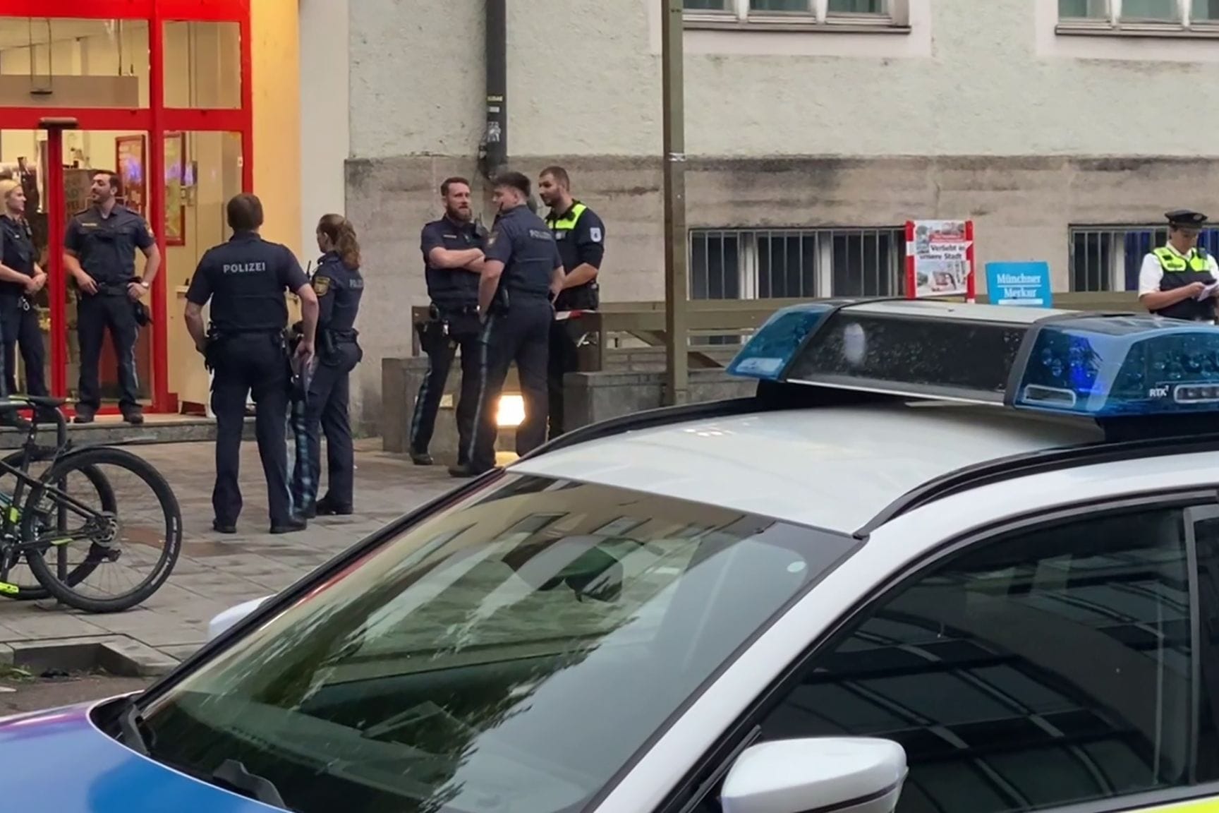 Polizei erschießt Frau bei Messerangriff in Supermarkt