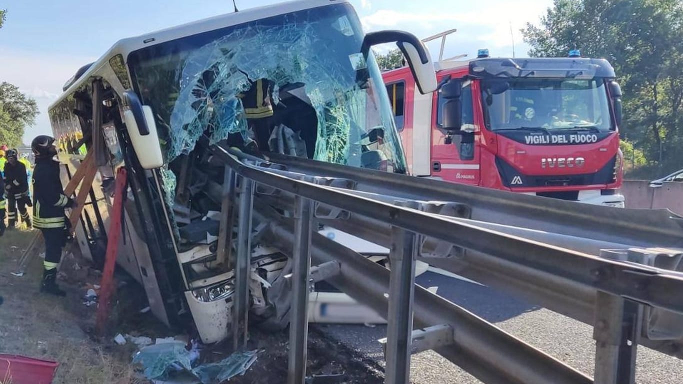 Schwerer Unfall in Italien: Die Windschutzscheibe des Busses wurde von der Leitplanke regelrecht durchbohrt.