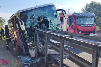 Schwerer Unfall in Italien: Die Windschutzscheibe des Busses wurde von der Leitplanke regelrecht durchbohrt.