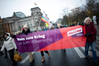 "Nein zum Krieg, Ja zum Völkerrecht": Banner der Linken auf einer Friedensdemo in Berlin Ende 2023.