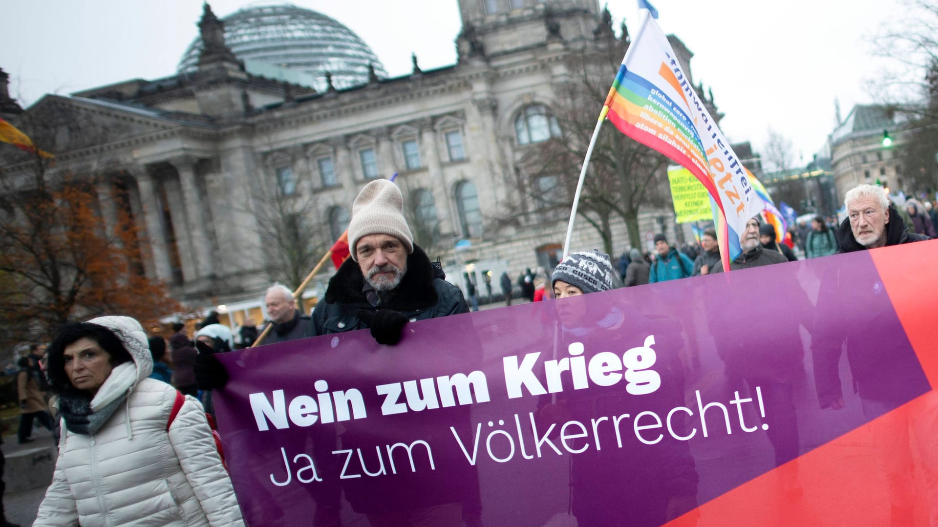 "Nein zum Krieg, Ja zum Völkerrecht": Banner der Linken auf einer Friedensdemo in Berlin Ende 2023.