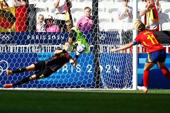 Matchwinnerin: Ann-Katrin Berger hält den Elfmeter von Alexia Putellas.