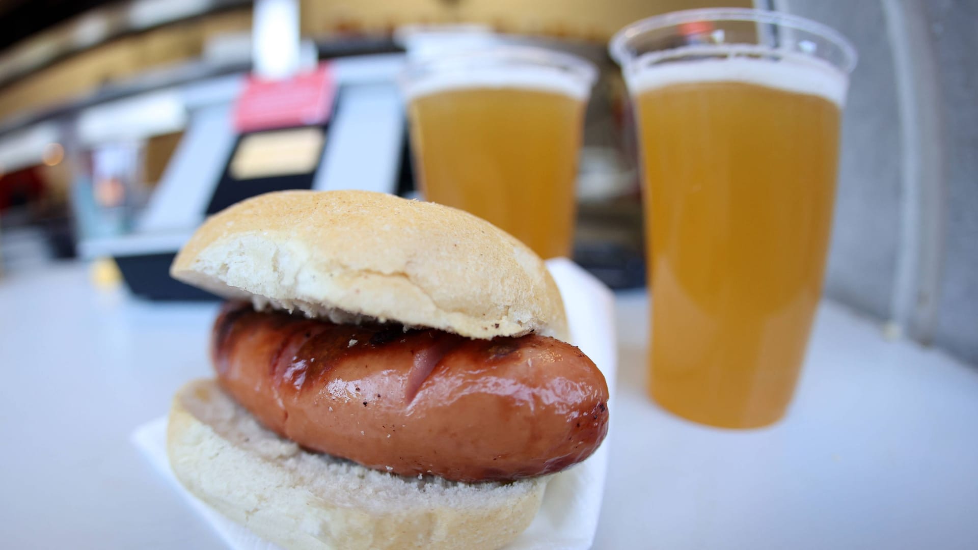 Bier und Wurst im Stadion (Symbolbild): Der Caterer in der Heinz-von-Heiden-Arena hat die Preise teilweise erhöht.