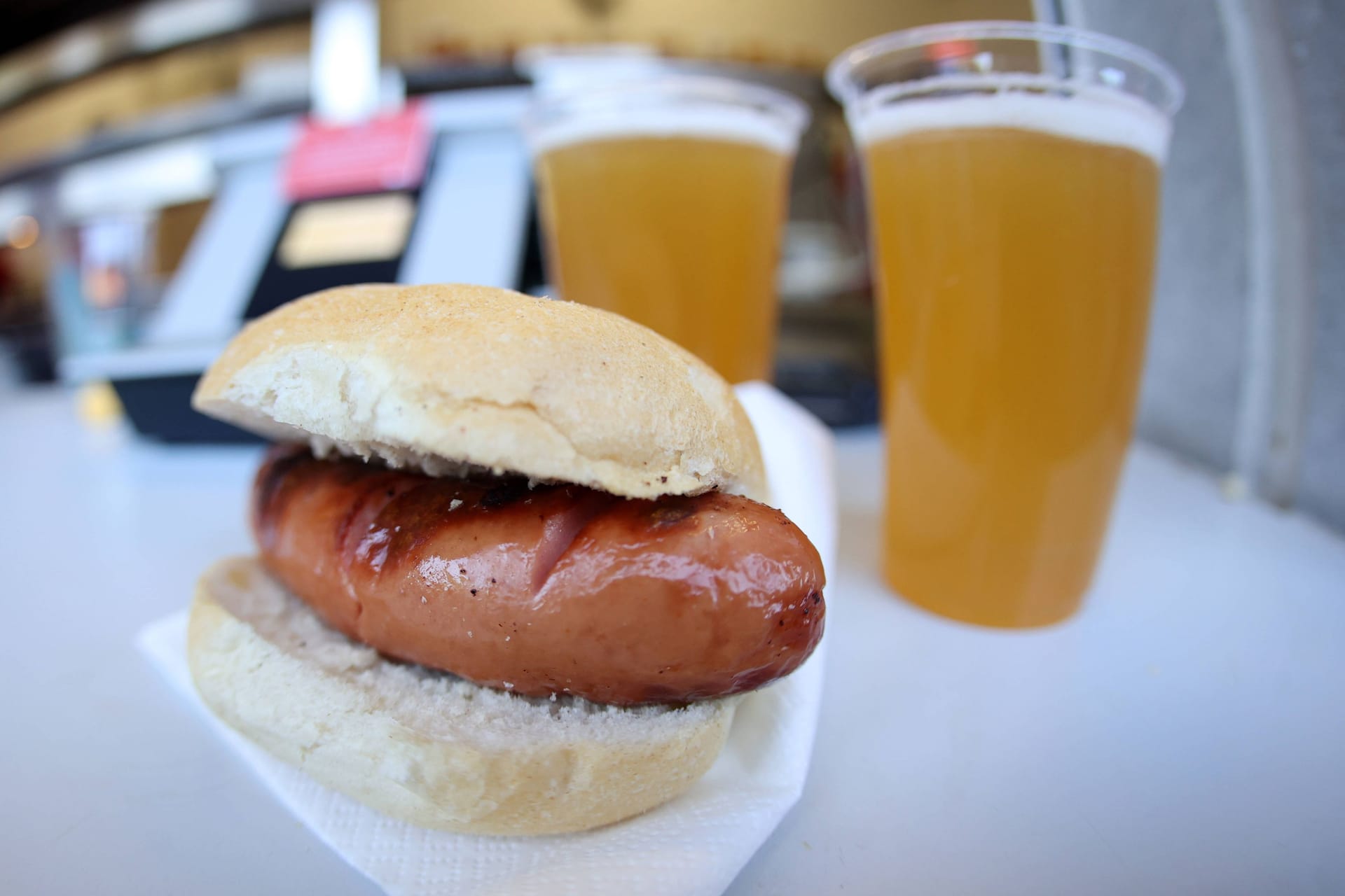 Bier und Wurst im Stadion (Symbolbild): Der Caterer in der Heinz-von-Heiden-Arena hat die Preise teilweise erhöht.