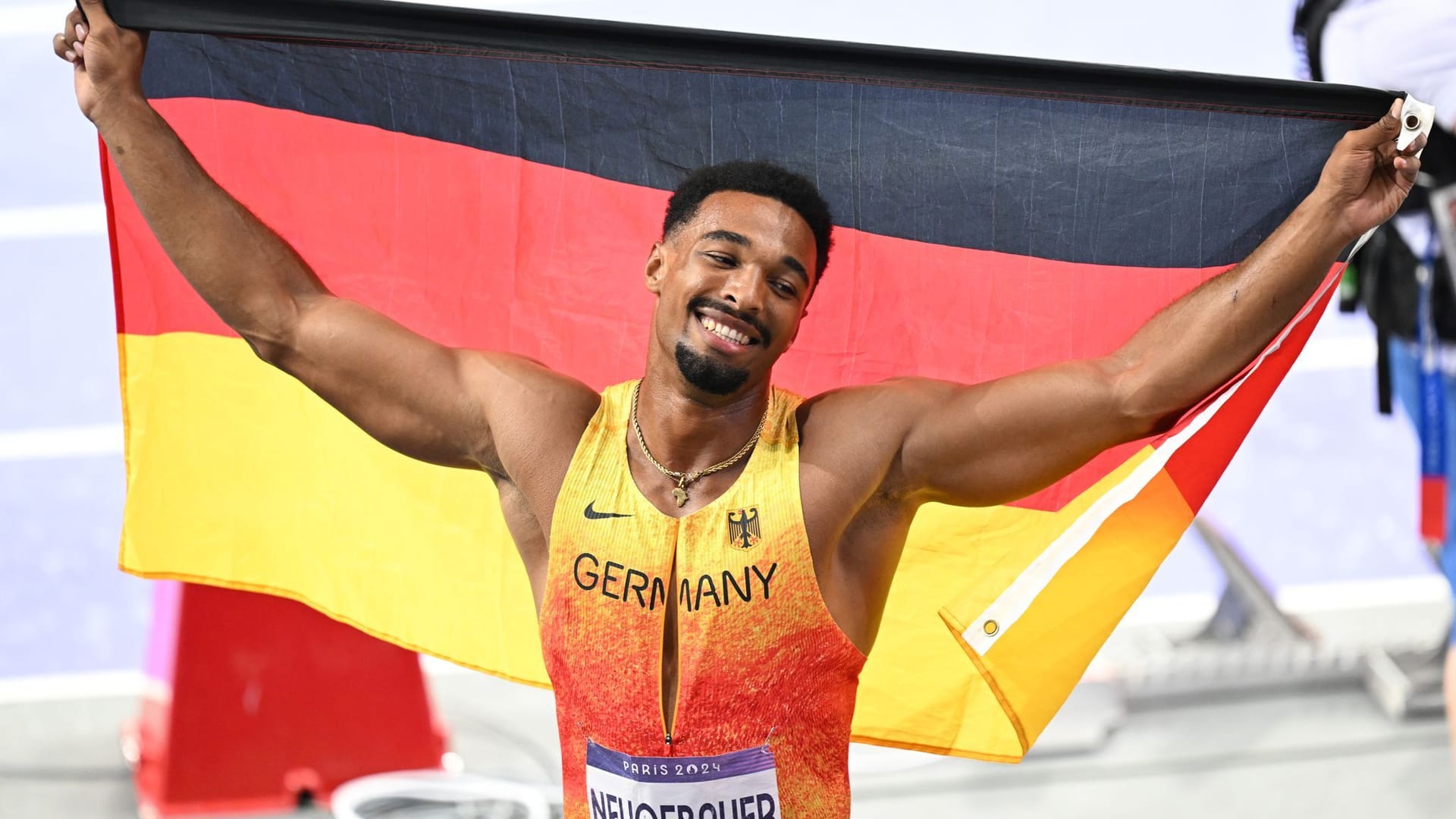 Erleichtert nach einem spannenden Wettkampf: Leo Neugebauer feiert seine Silbermedaille.