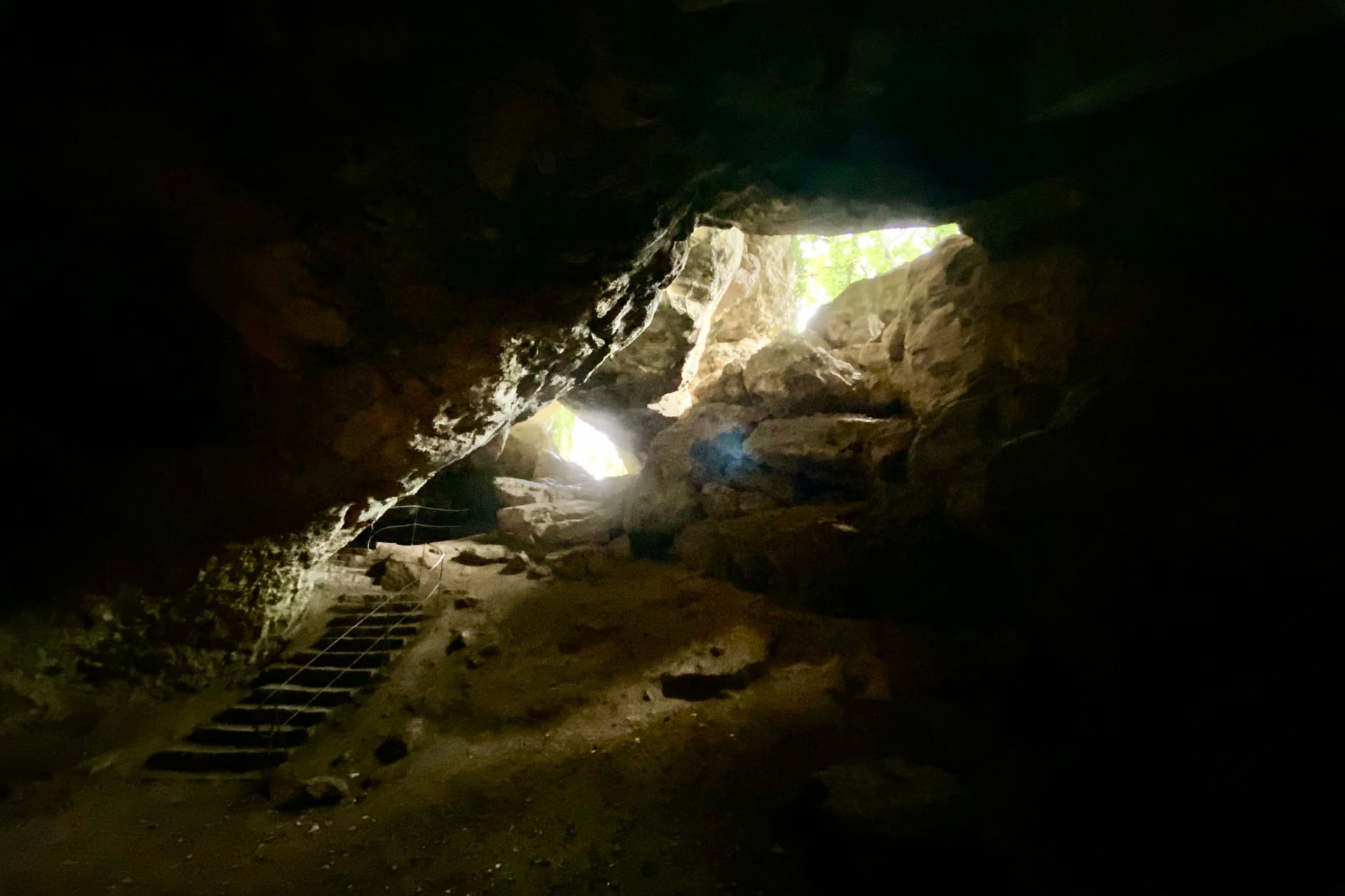 Die sagenumwobene Kartsteinhöhle in Eiserfey: Hier soll einst ein gefährlicher Riese gelebt haben.