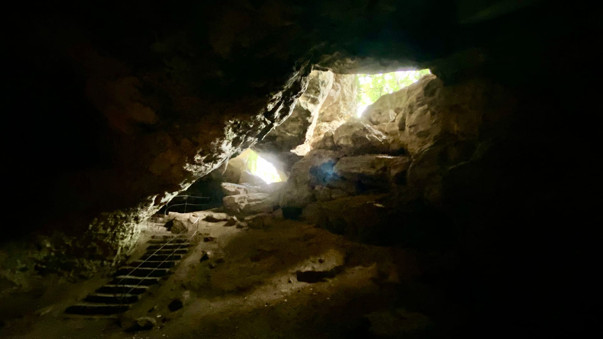 Die sagenumwobene Kartsteinhöhle in Eiserfey: Hier soll einst ein gefährlicher Riese gelebt haben.