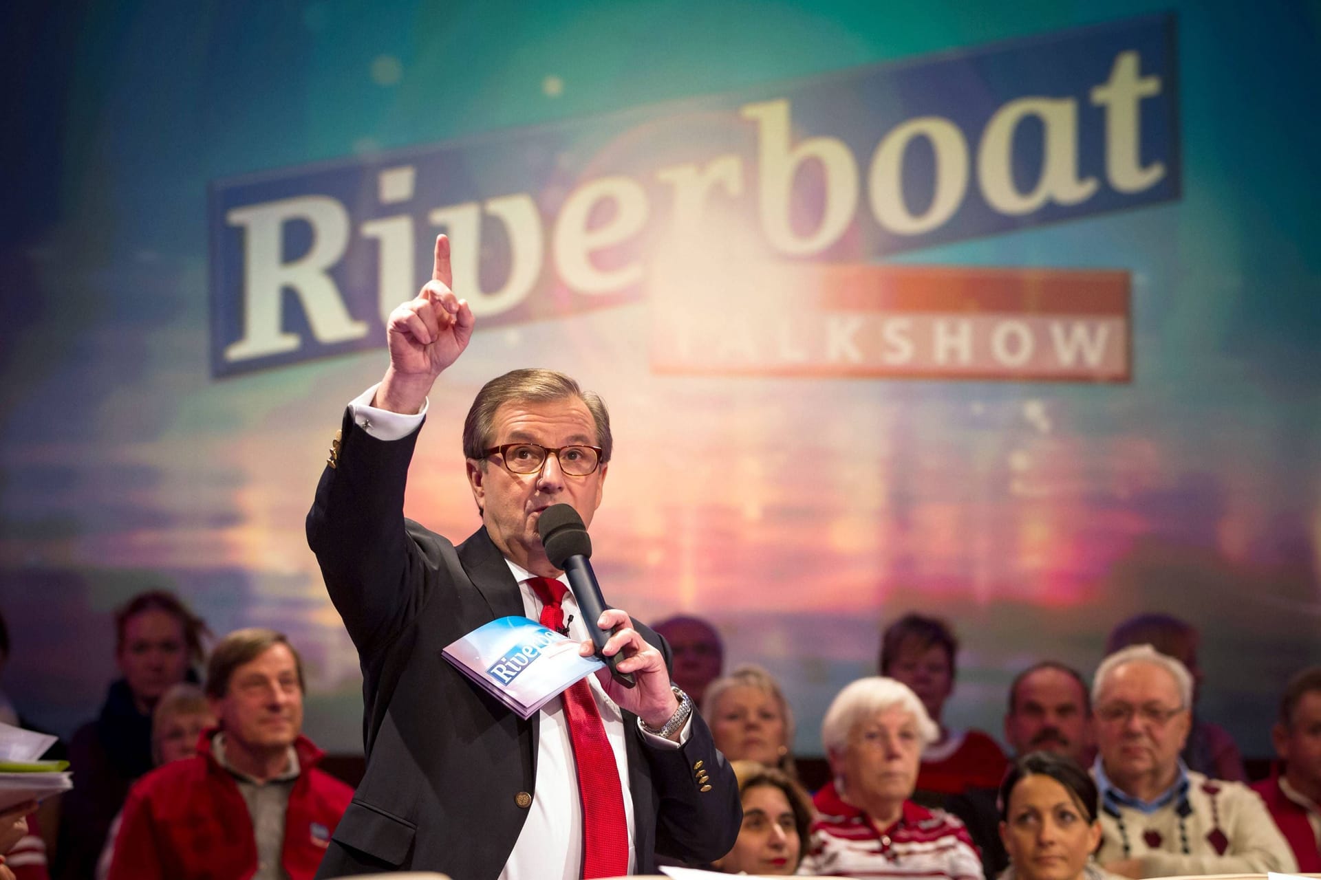 Jan Hofer in seiner Rolle als "Riverboat"-Moderator für den MDR.