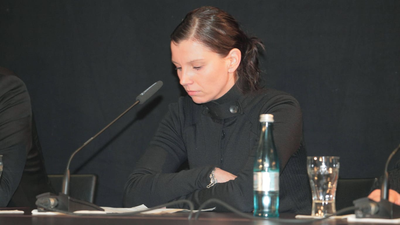 Teresa Enke einen Tag nach dem Tod ihres Ehemannes bei der Pressekonferenz