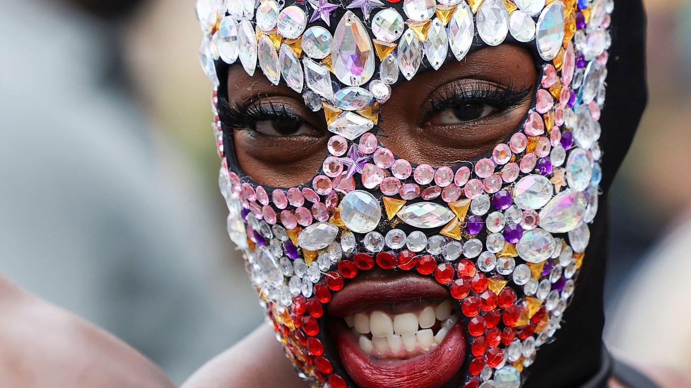 Der Notting Hill Carnival besticht durch farbenfrohe und kreative Kostüme: Am Rande kam es jedoch zu diversen Auseinandersetzungen.