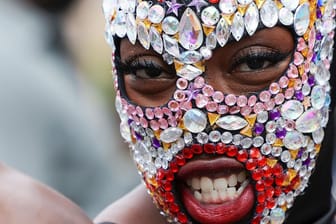 Der Notting Hill Carnival besticht durch farbenfrohe und kreative Kostüme: Am Rande kam es jedoch zu diversen Auseinandersetzungen.