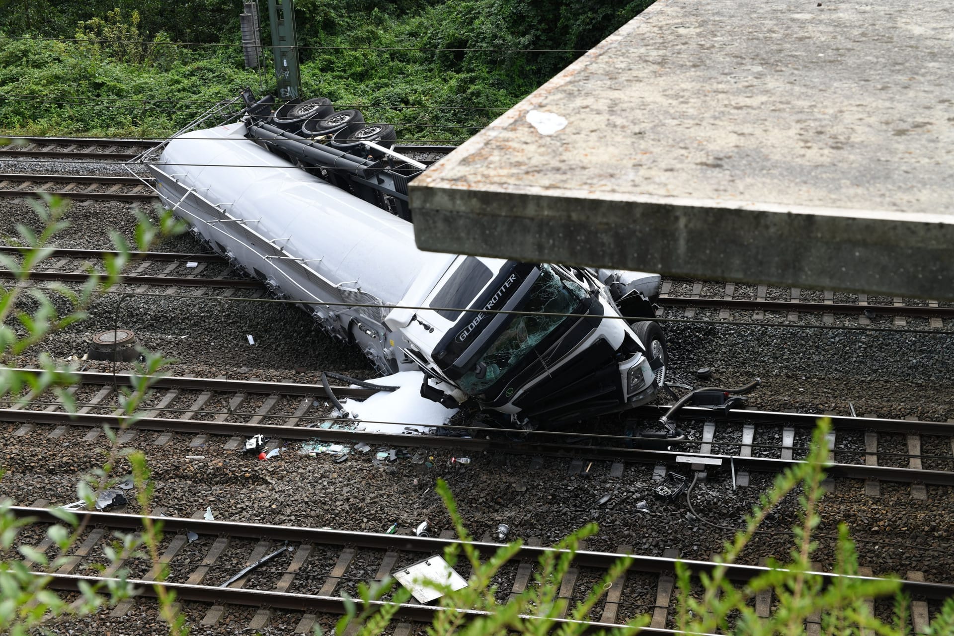 Der Lkw fiel von einer Brücke auf die Gleise.