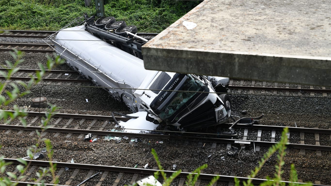 Der Lkw fiel von einer Brücke auf die Gleise.